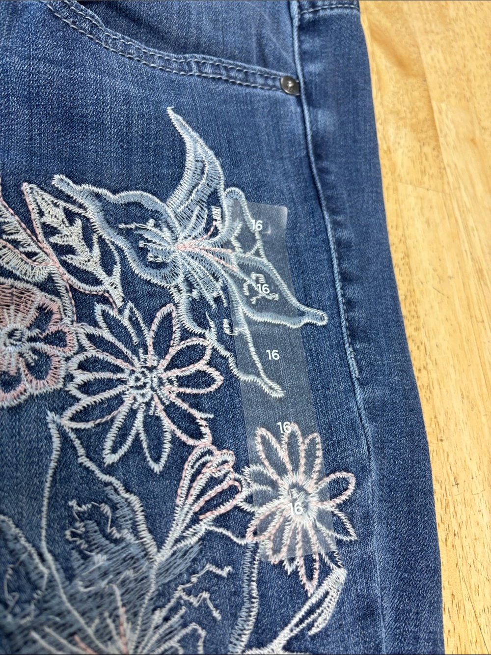 NWT Lane Bryant Plus Size 16 Floral Applique Embroidered Skinny Jeans Cropped - Picture 3 of 8